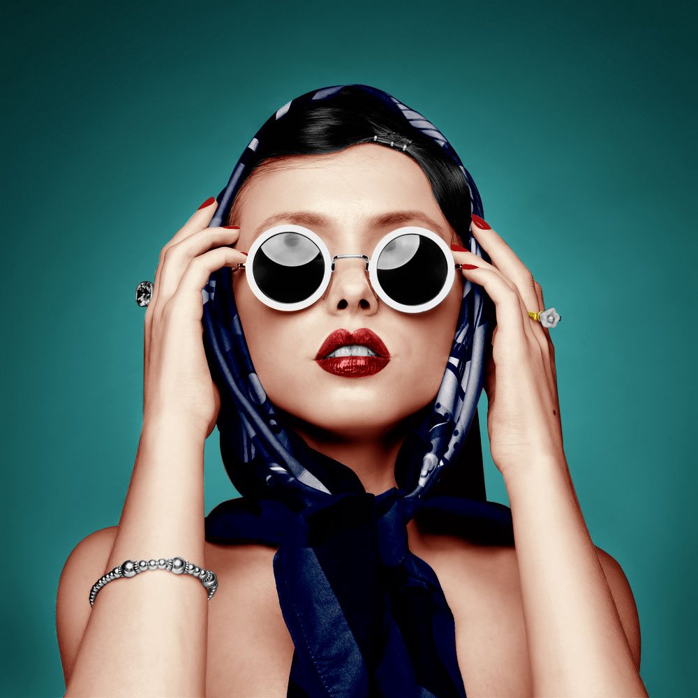 Cette image représente une version colorisée d'un portrait de femme