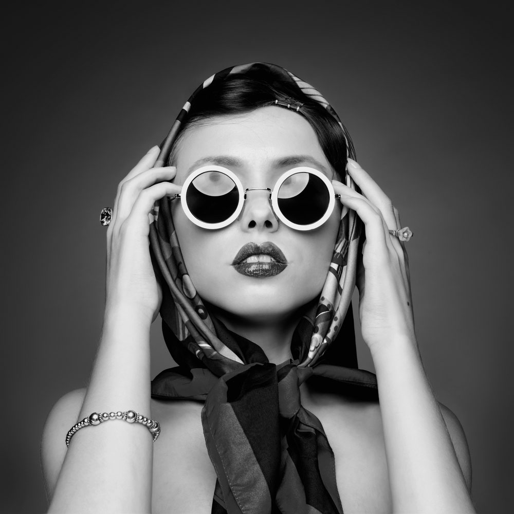Cette image représente la version noir et blanc d'origine d'un portrait de femme